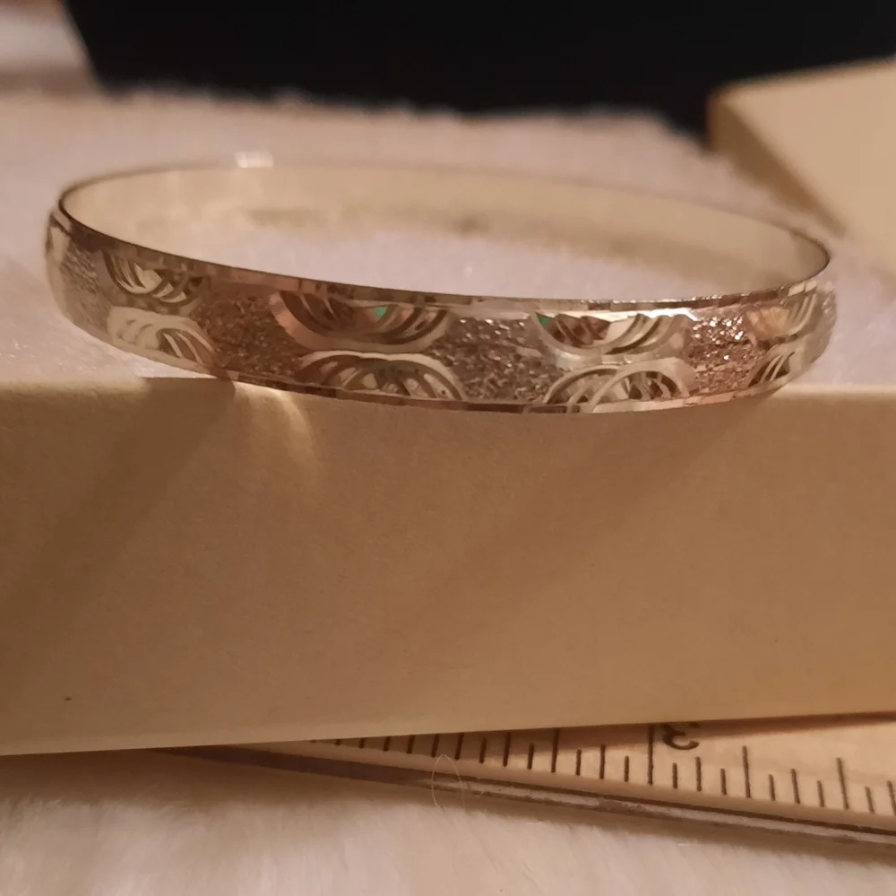 Children's bangle bracelet Multitone Etched Goldtone Silvertone